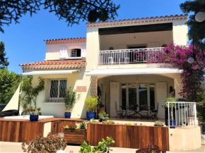 Appartement et Terrasse vue mer - 100 m de la plage - dans maison avec jardin et parking